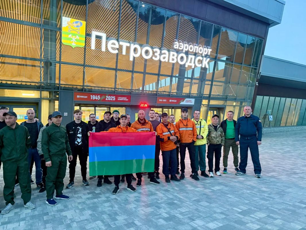 Артур Парфенчиков: Сегодня рано утром 50 десантников-пожарных Карельского центра авиалесоохраны вылетели спецбортом на помощь своим коллегам в Красноярский край, где введён режим ЧС Артур Парфенчиков: Сегодня рано утром 50 десантников-пожарных Карельского центра авиалесоохраны вылетели спецбортом на помощь своим коллегам в Красноярский край, где введён режим ЧС