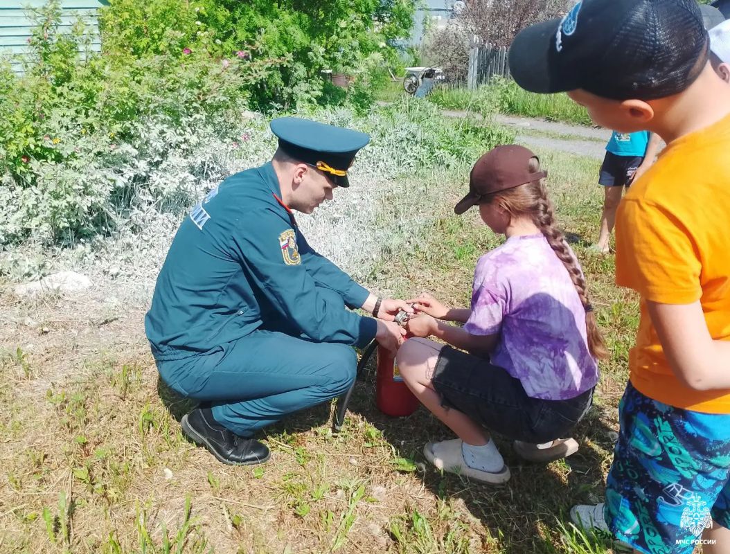 Дачникам рассказали о том, как пользоваться огнетушителем Дачникам рассказали о том, как пользоваться огнетушителем