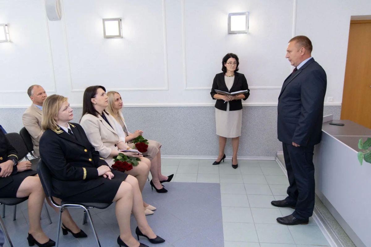 Элиссан Шандалович вручил Юлии Коровиной и Ольге Черницкой удостоверения мировых судьей Элиссан Шандалович вручил Юлии Коровиной и Ольге Черницкой удостоверения мировых судьей