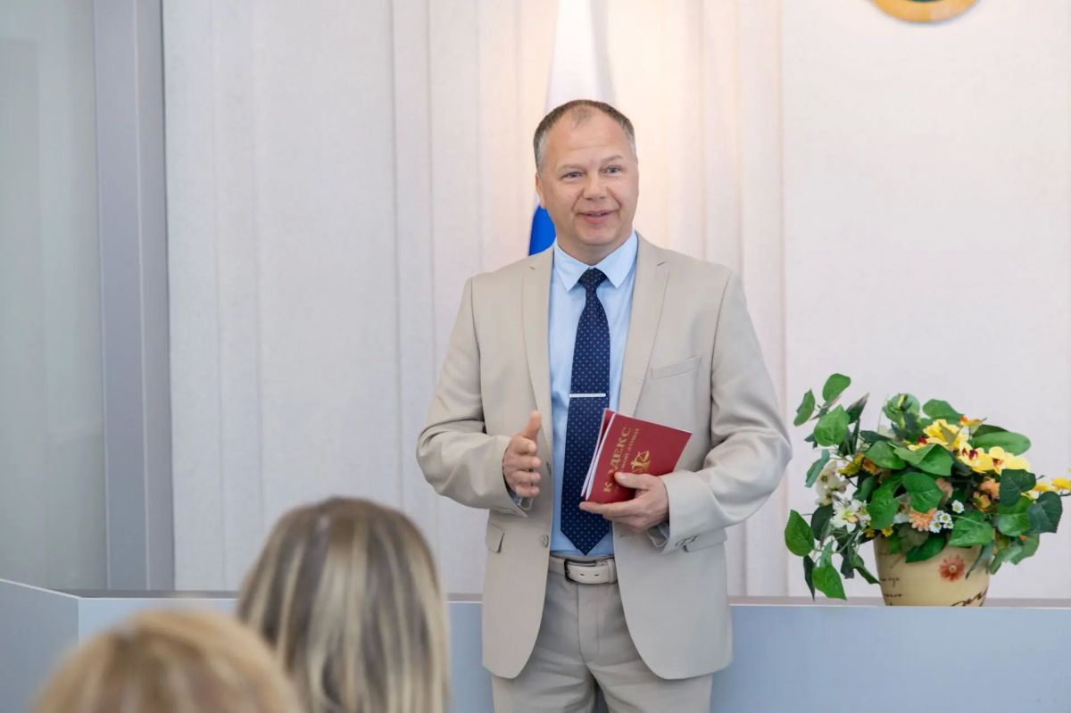 Элиссан Шандалович вручил Юлии Коровиной и Ольге Черницкой удостоверения мировых судьей Элиссан Шандалович вручил Юлии Коровиной и Ольге Черницкой удостоверения мировых судьей