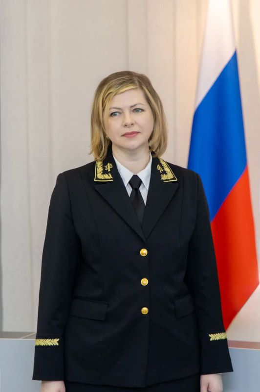 Элиссан Шандалович вручил Юлии Коровиной и Ольге Черницкой удостоверения мировых судьей Элиссан Шандалович вручил Юлии Коровиной и Ольге Черницкой удостоверения мировых судьей