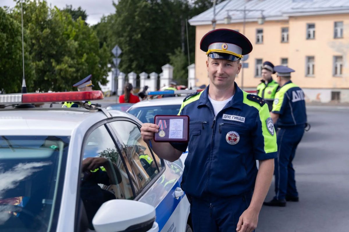 В Петрозаводске поздравили сотрудников Госавтоинспекции с 90-летием службы В Петрозаводске поздравили сотрудников Госавтоинспекции с 90-летием службы