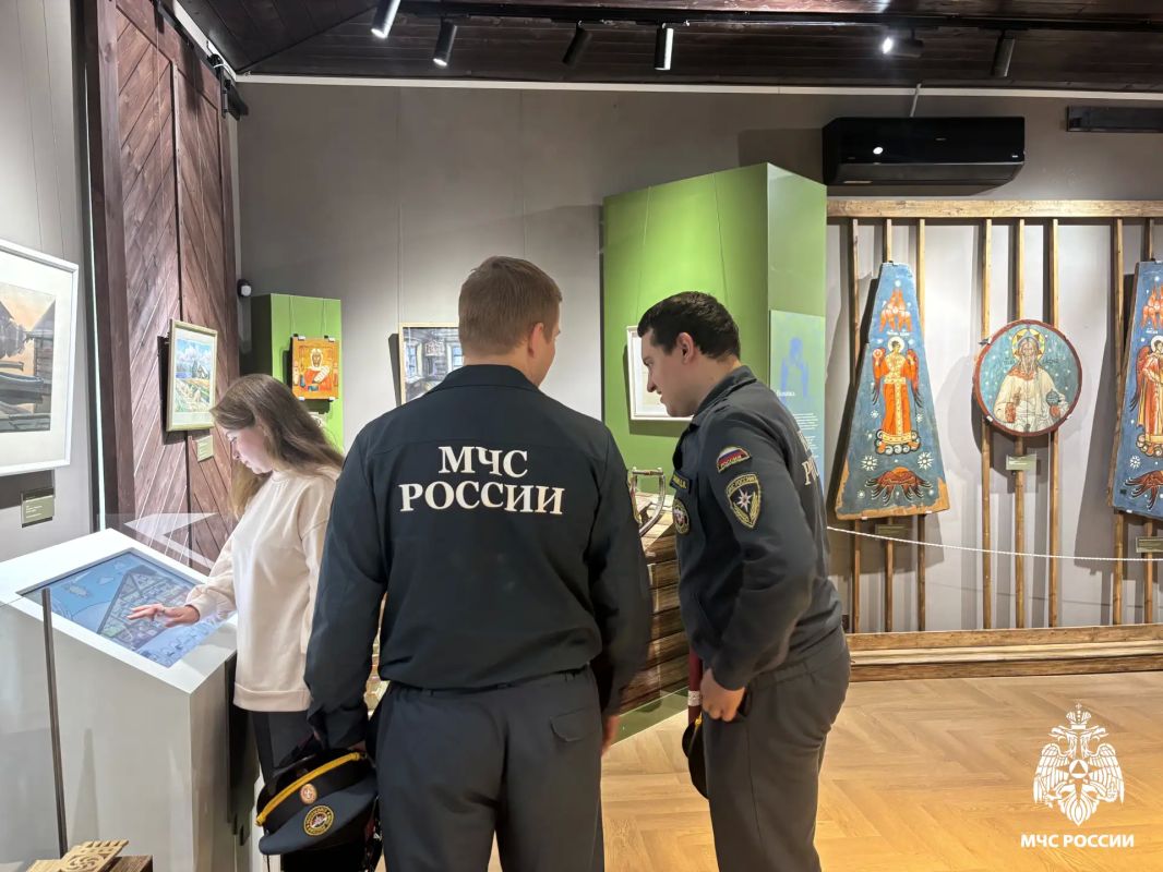 Сотрудники МЧС России по Республике Карелия посетили выставку «Кижиград» Сотрудники МЧС России по Республике Карелия посетили выставку «Кижиград»