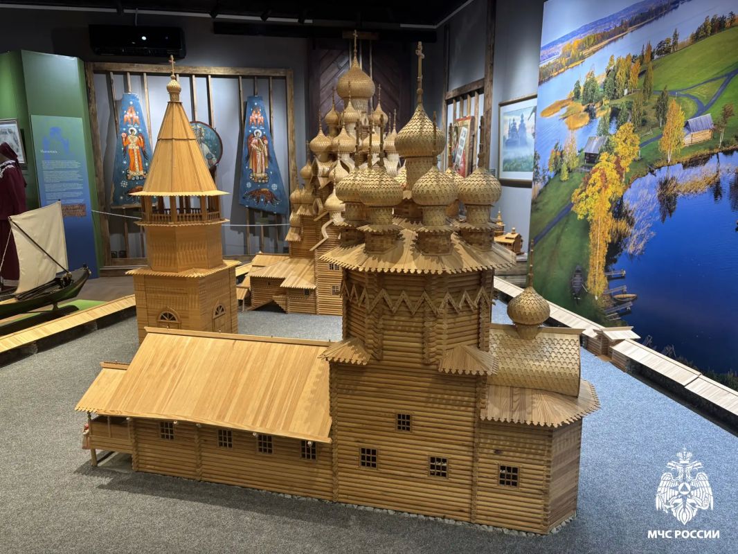 Сотрудники МЧС России по Республике Карелия посетили выставку «Кижиград» Сотрудники МЧС России по Республике Карелия посетили выставку «Кижиград»