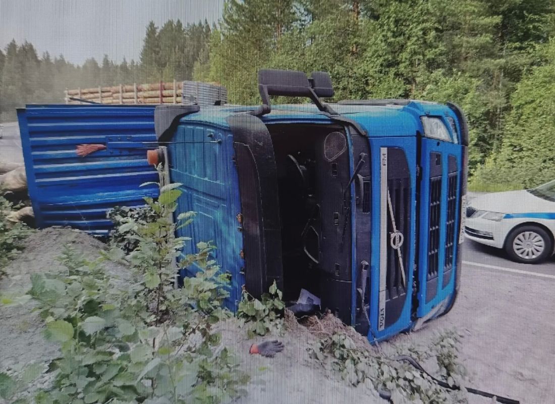 Вчера в Сегежском округе перевернулся грузовик, сообщает Госавтоинспекция Карелии