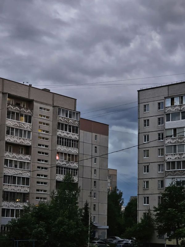 В Петрозаводске мужчина попытался спуститься из окна восьмого этажа, но сорвался и погиб