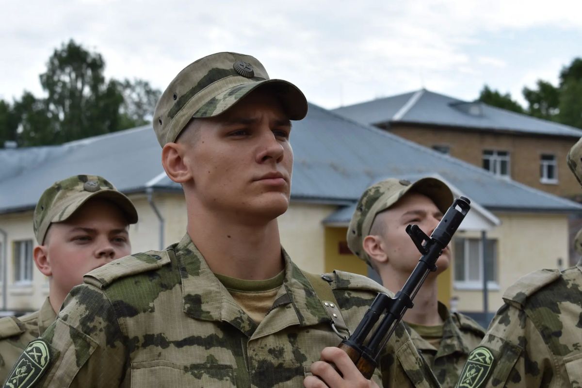 Сегодня в Сыктывкаре состоялась торжественная церемония принятия Военной присяги военнослужащими по призыву Центра подготовки личного состава Северо-Западного округа Росгвардии, участие в которой приняли молодые люди из... Сегодня в Сыктывкаре состоялась торжественная церемония принятия Военной присяги военнослужащими по призыву Центра подготовки личного состава Северо-Западного округа Росгвардии, участие в которой приняли молодые люди из...