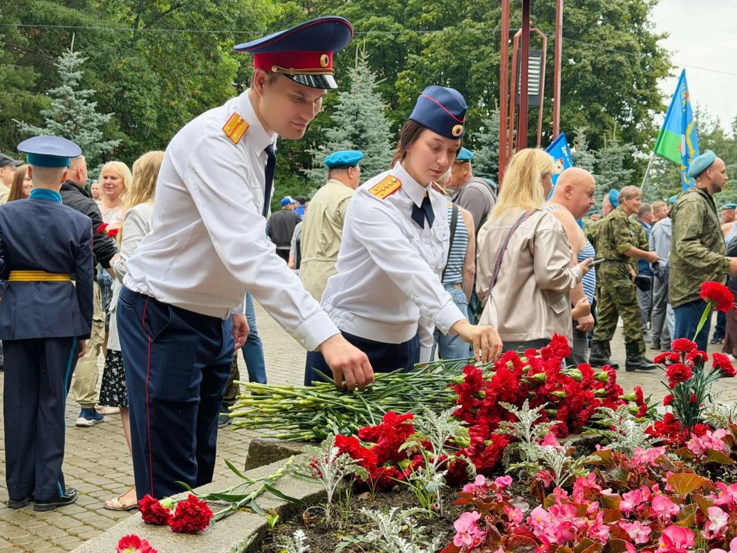 Сотрудники следственного управления приняли участие в церемонии, посвященной Дню Воздушно-десантных войск Сотрудники следственного управления приняли участие в церемонии, посвященной Дню Воздушно-десантных войск