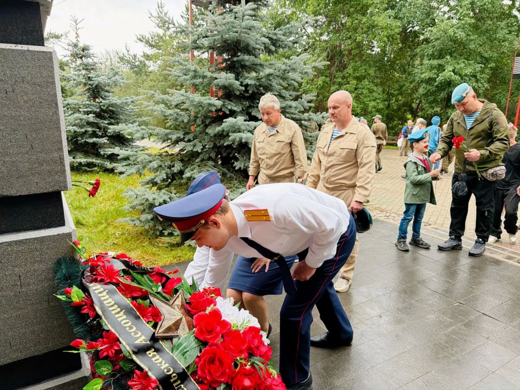 Сотрудники следственного управления приняли участие в церемонии, посвященной Дню Воздушно-десантных войск Сотрудники следственного управления приняли участие в церемонии, посвященной Дню Воздушно-десантных войск