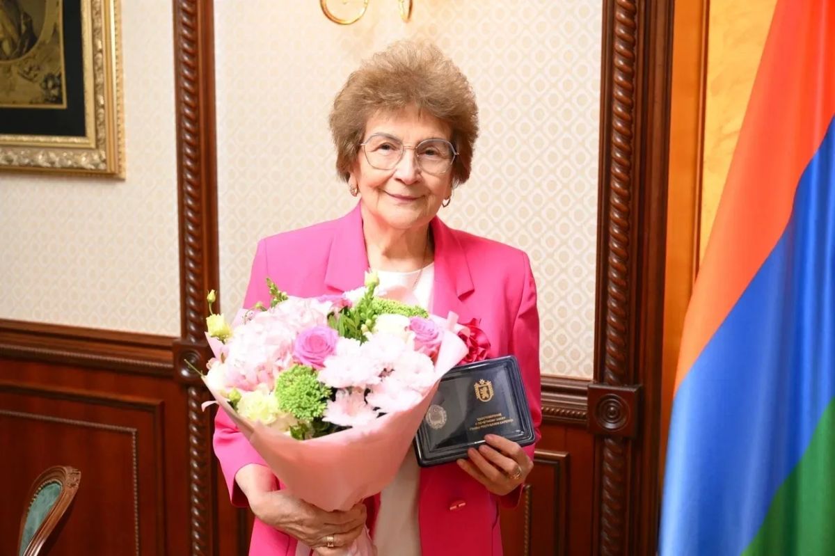 Артур Парфенчиков: С благодарностью вручил сегодня Наталье Вавиловой почётный знак «За вклад в развитие Республики Карелия» Артур Парфенчиков: С благодарностью вручил сегодня Наталье Вавиловой почётный знак «За вклад в развитие Республики Карелия»