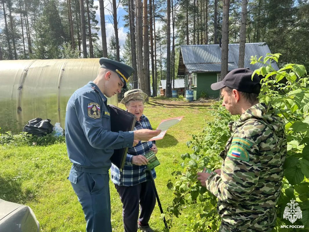 Сотрудники МЧС Карелии провели профилактические мероприятия Сотрудники МЧС Карелии провели профилактические мероприятия