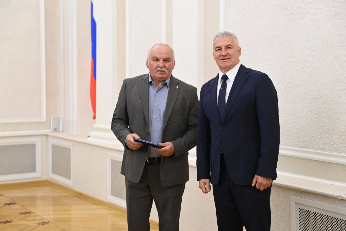 Парфенчиков вручил госнаграды работникам строительного комплекса Карелии Парфенчиков вручил госнаграды работникам строительного комплекса Карелии