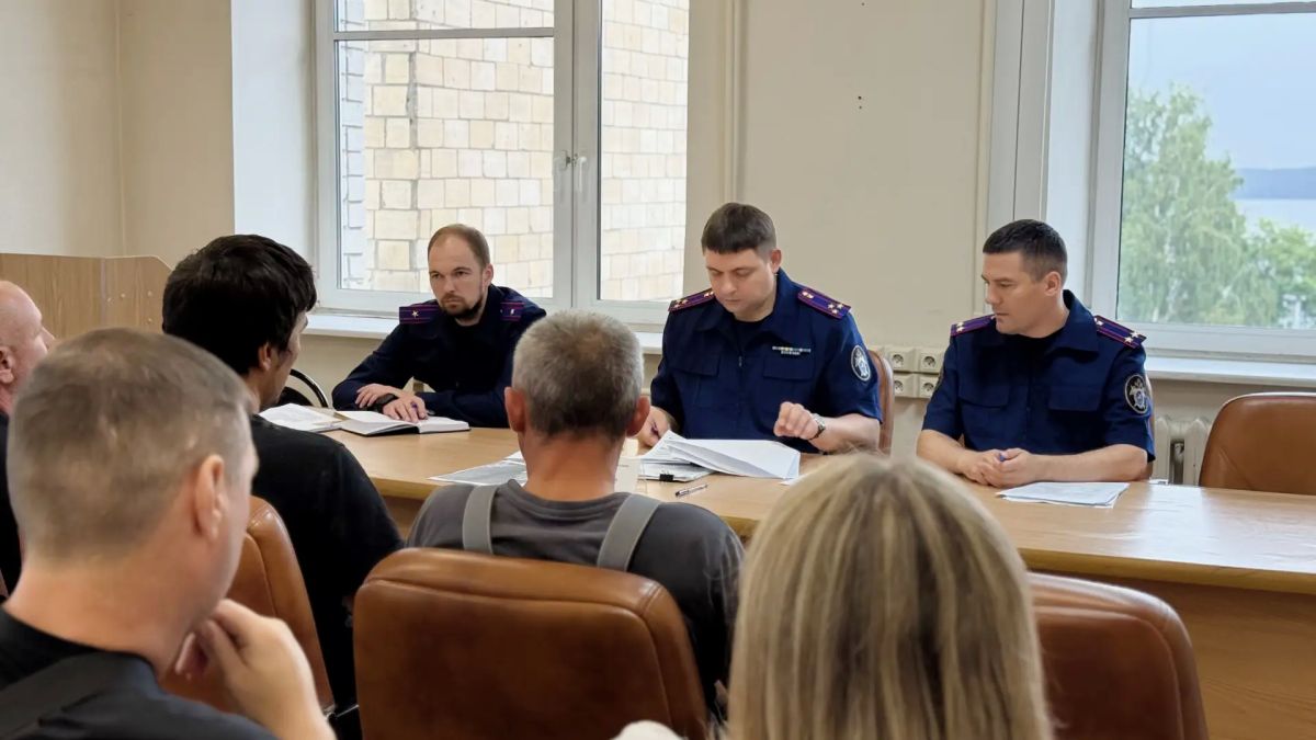 Руководитель следственного управления провел личный прием граждан по вопросу невыплаты заработной платы Руководитель следственного управления провел личный прием граждан по вопросу невыплаты заработной платы