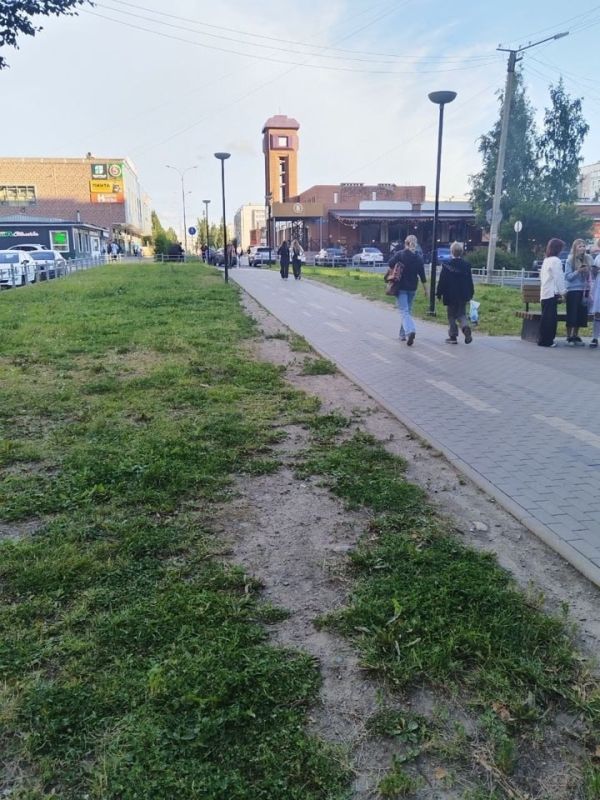Подростки на электросамокате сбили 2-летнего ребенка на тротуаре в Петрозаводске Подростки на электросамокате сбили 2-летнего ребенка на тротуаре в Петрозаводске