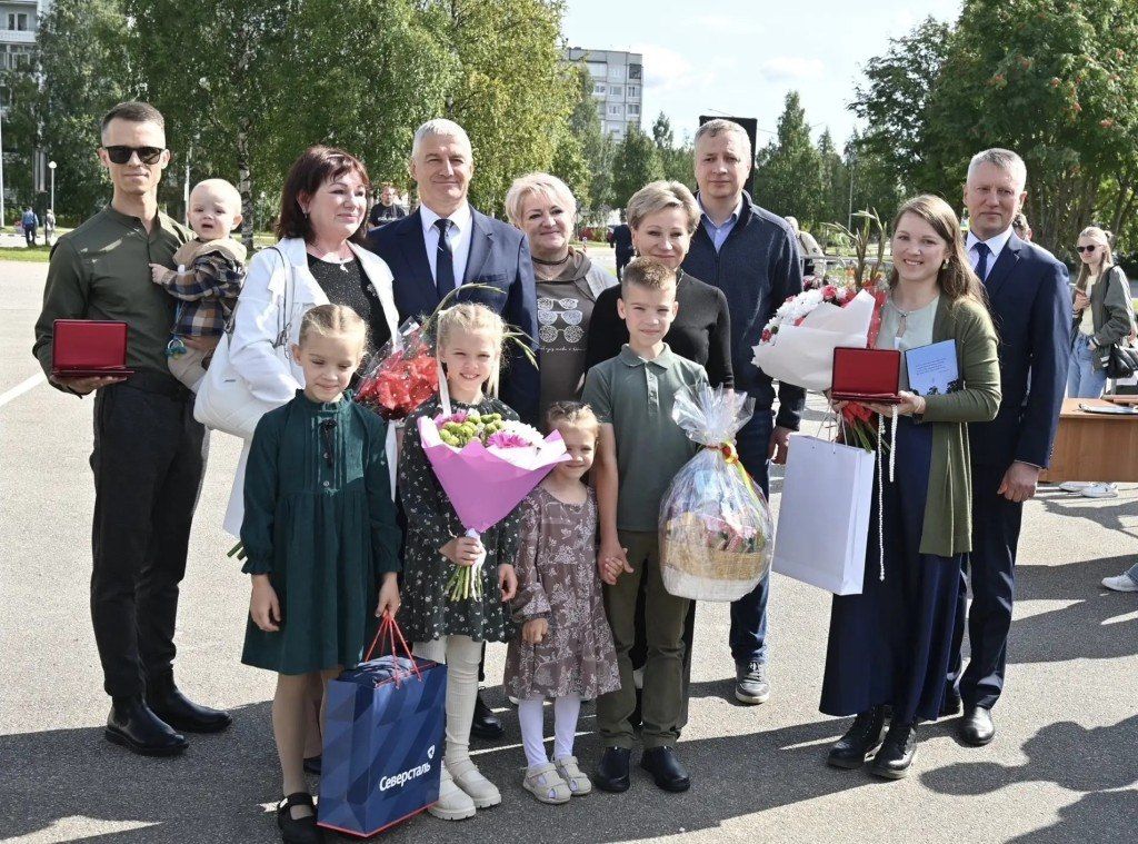 Глава Карелии вручил многодетной семье из Костомукши медаль ордена «Родительская слава» Глава Карелии вручил многодетной семье из Костомукши медаль ордена «Родительская слава»