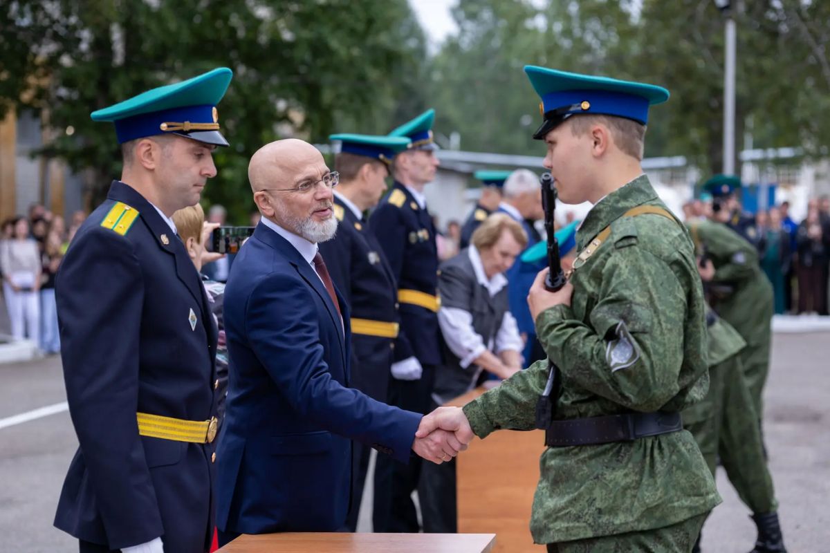 Элиссан Шандалович напутствовал молодых пограничников Элиссан Шандалович напутствовал молодых пограничников