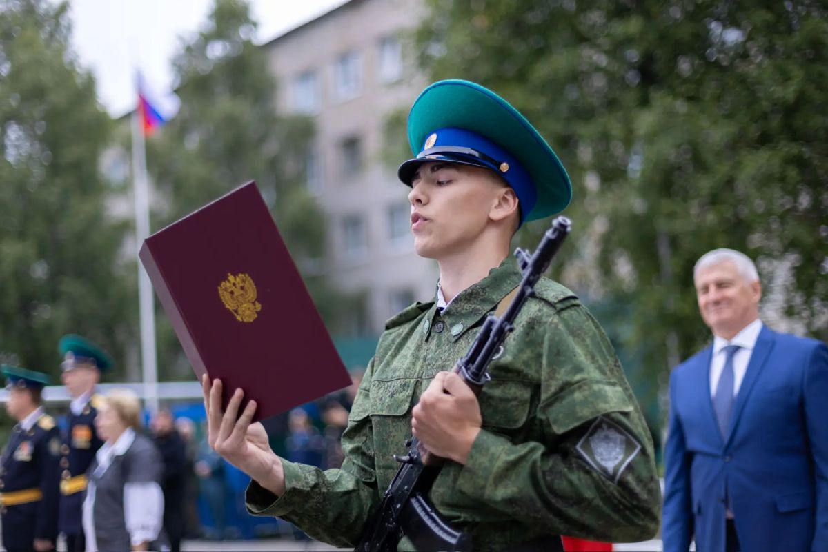 Элиссан Шандалович напутствовал молодых пограничников Элиссан Шандалович напутствовал молодых пограничников