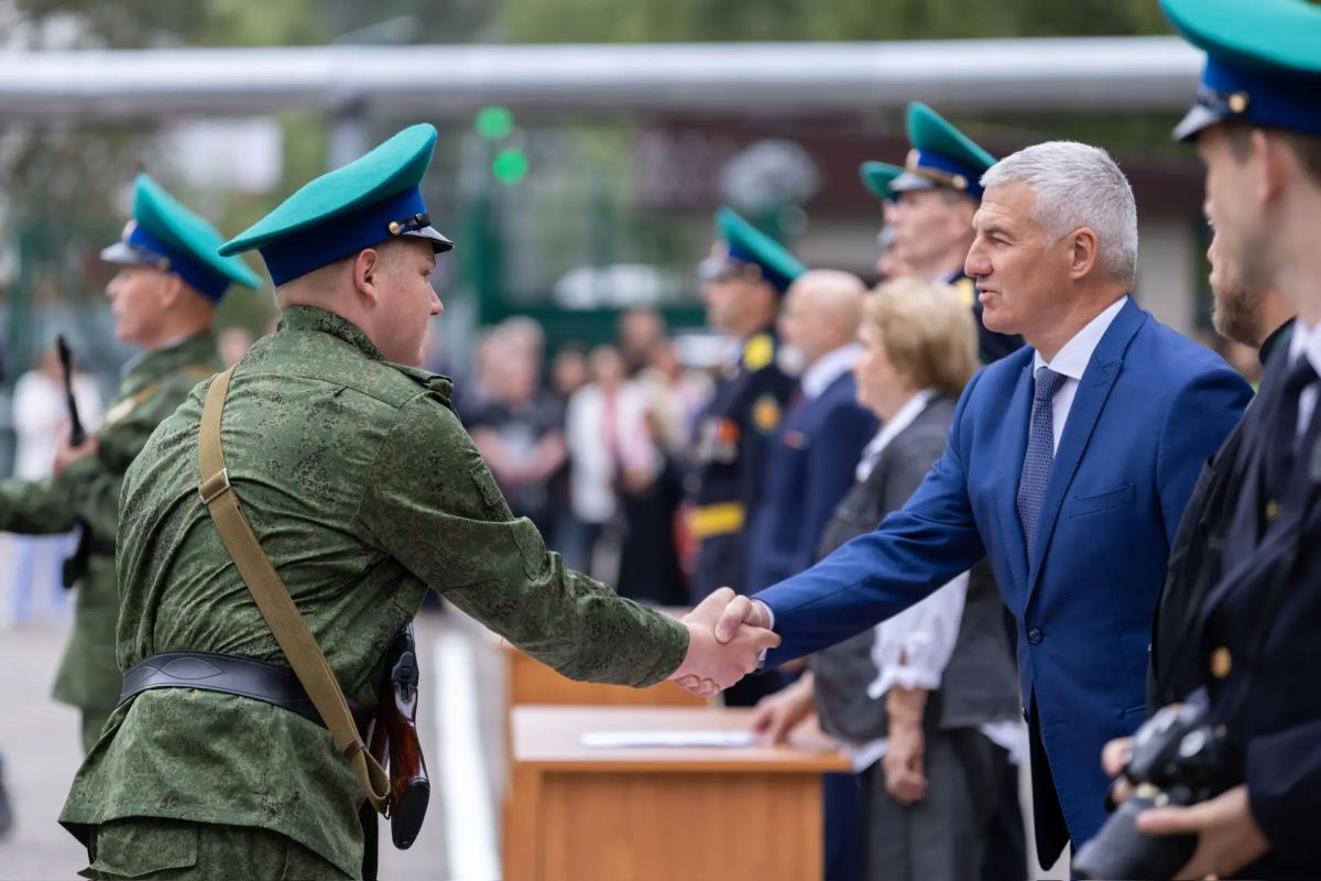 Элиссан Шандалович напутствовал молодых пограничников Элиссан Шандалович напутствовал молодых пограничников