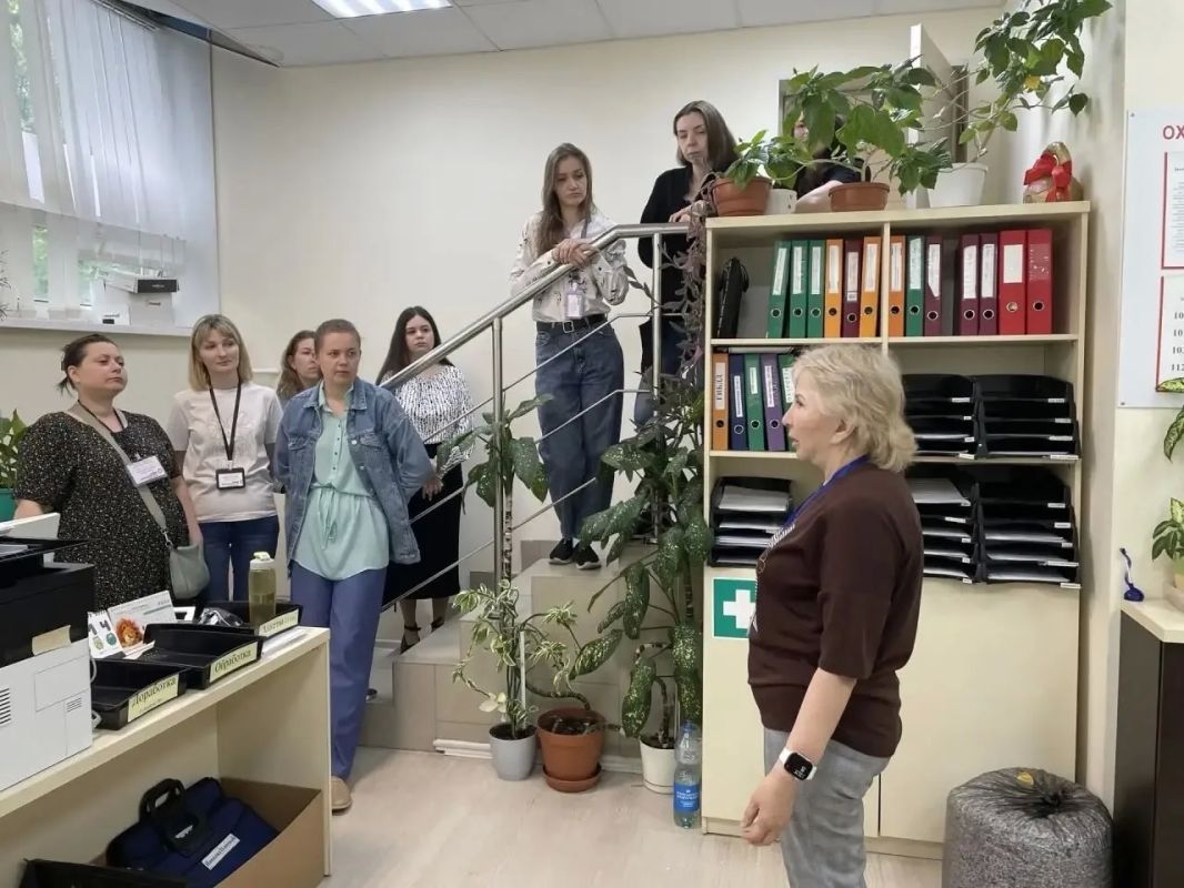 Организаторы выборов встречаются с избирателями в трудовых коллективах Организаторы выборов встречаются с избирателями в трудовых коллективах