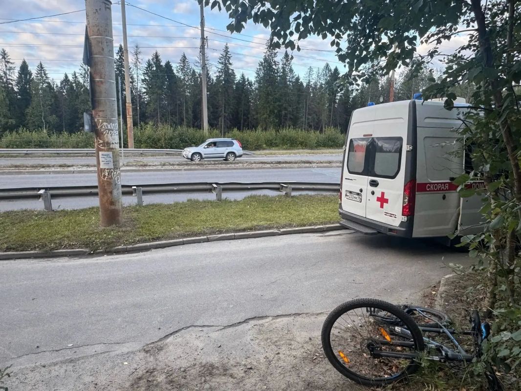 В Петрозаводске электровелосипедист сбил велосипедиста и скрылся В Петрозаводске электровелосипедист сбил велосипедиста и скрылся