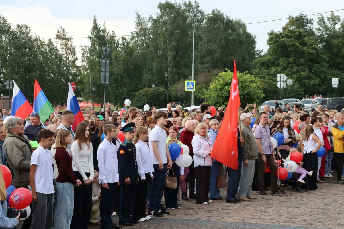 Кадры с сегодняшнего празднования Дня Российского флага в Петрозаводске Кадры с сегодняшнего празднования Дня Российского флага в Петрозаводске