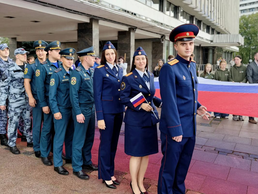 Накануне Дня Государственного флага Российской Федерации сотрудники СК Карелии присоединились к праздничной акции Накануне Дня Государственного флага Российской Федерации сотрудники СК Карелии присоединились к праздничной акции