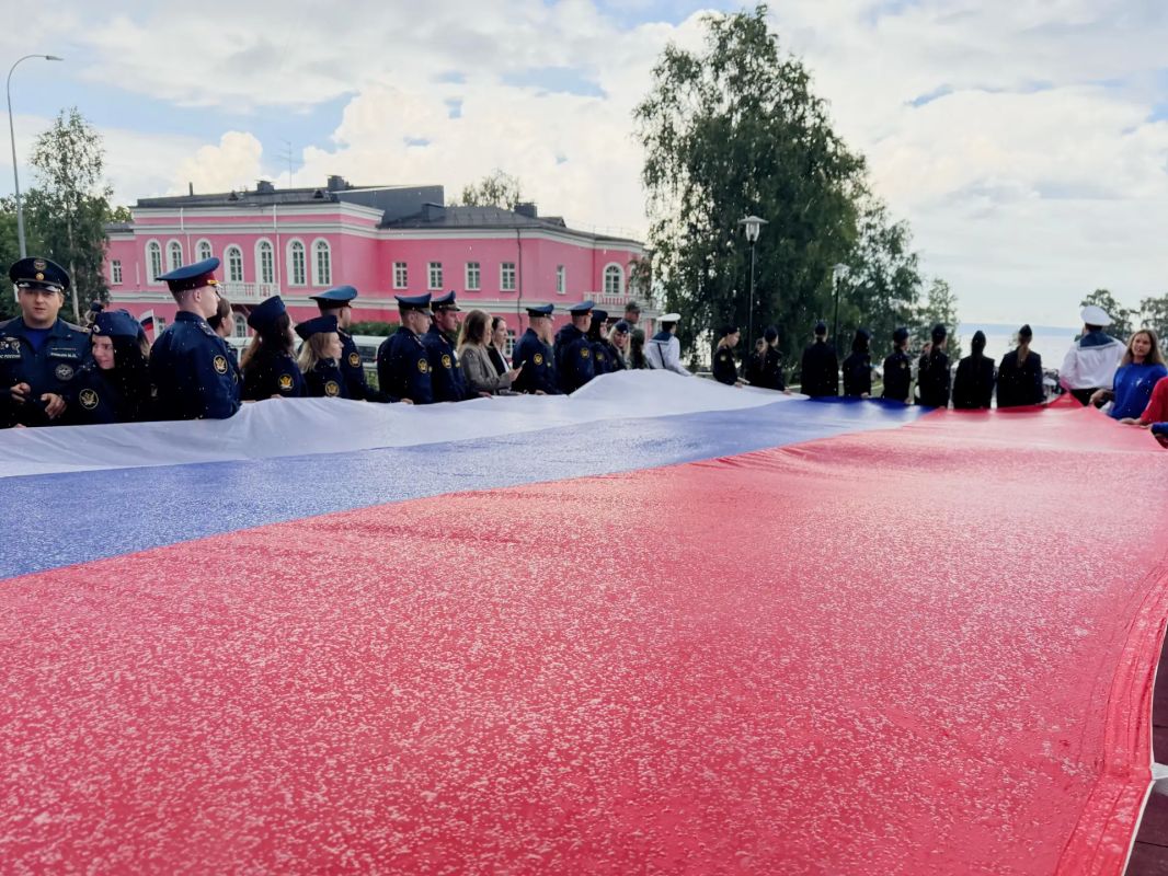 Накануне Дня Государственного флага Российской Федерации сотрудники СК Карелии присоединились к праздничной акции Накануне Дня Государственного флага Российской Федерации сотрудники СК Карелии присоединились к праздничной акции