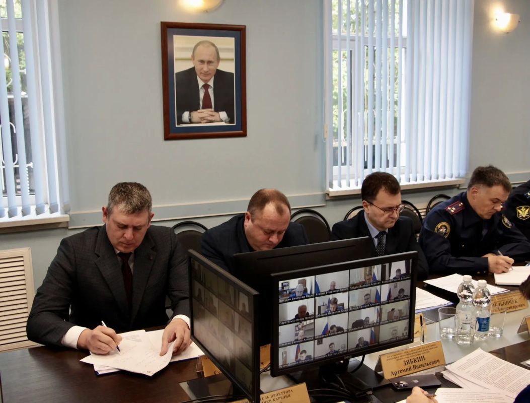 Под председательством прокурора республики Дмитрия Харченкова состоялось координационное совещание руководителей правоохранительных органов региона, посвященное вопросам противодействия преступлениям, совершаемым с... Под председательством прокурора республики Дмитрия Харченкова состоялось координационное совещание руководителей правоохранительных органов региона, посвященное вопросам противодействия преступлениям, совершаемым с...