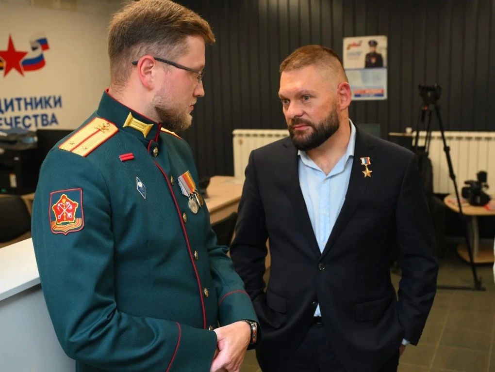 Артур Парфенчиков: Сегодня вместе с Героем России Евгением Поддубным возложили цветы к Вечному огню Артур Парфенчиков: Сегодня вместе с Героем России Евгением Поддубным возложили цветы к Вечному огню