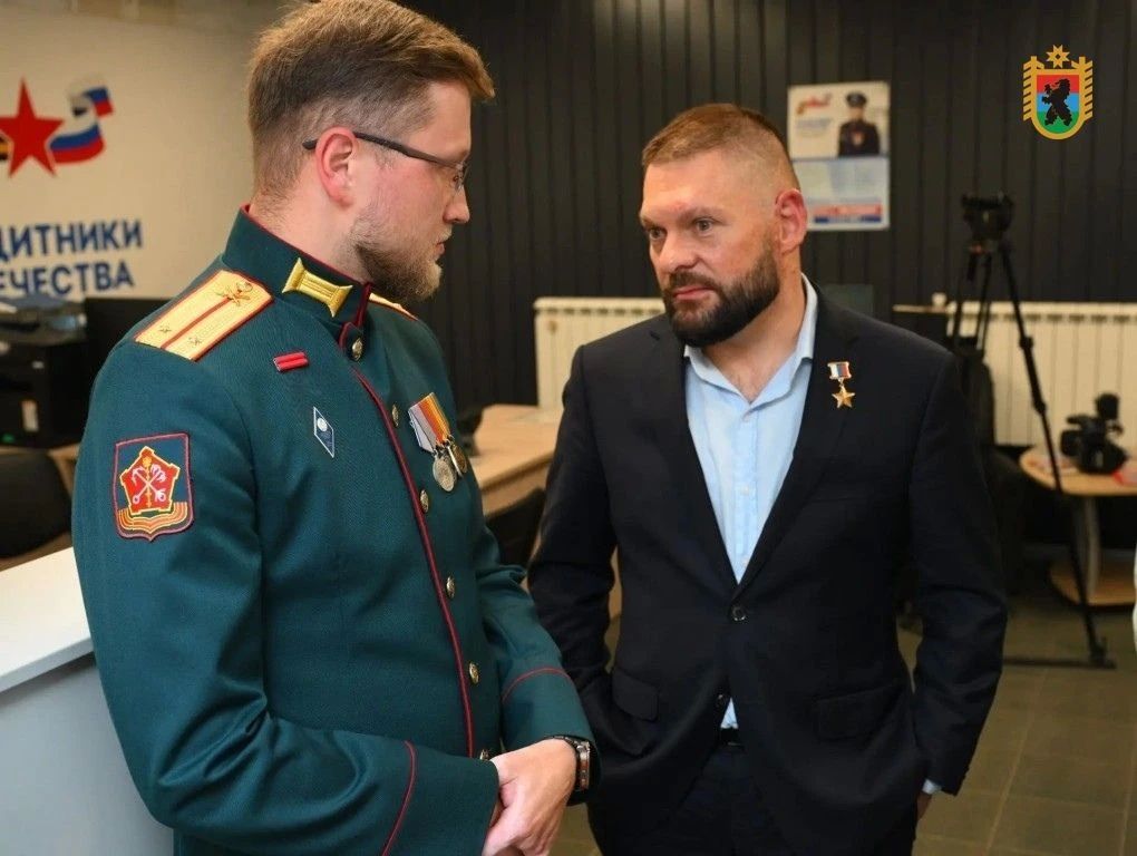 Сегодня Глава Карелии и Герой России Евгений Поддубный возложили цветы к Вечному огню Сегодня Глава Карелии и Герой России Евгений Поддубный возложили цветы к Вечному огню