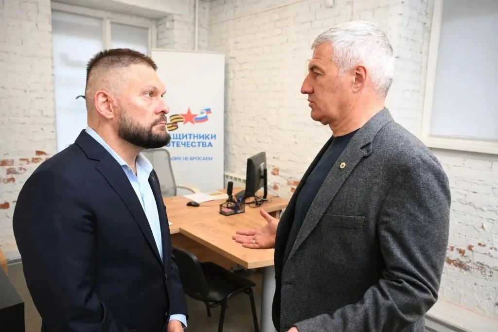 Артур Парфенчиков: Сегодня вместе с Героем России Евгением Поддубным возложили цветы к Вечному огню Артур Парфенчиков: Сегодня вместе с Героем России Евгением Поддубным возложили цветы к Вечному огню