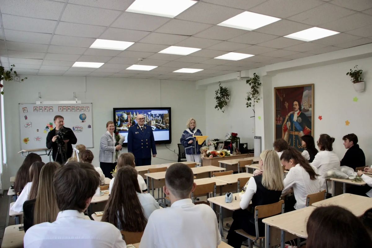 Прокурор Республики Карелия принял участие в торжественном мероприятии, которое состоялось в Петровской школе города Петрозаводска Прокурор Республики Карелия принял участие в торжественном мероприятии, которое состоялось в Петровской школе города Петрозаводска