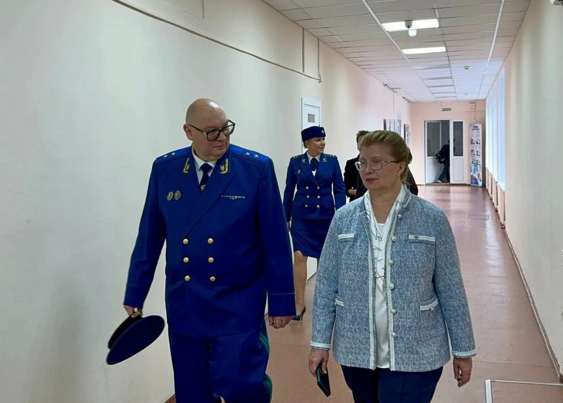 Прокурор Республики Карелия принял участие в торжественном мероприятии, которое состоялось в Петровской школе города Петрозаводска Прокурор Республики Карелия принял участие в торжественном мероприятии, которое состоялось в Петровской школе города Петрозаводска