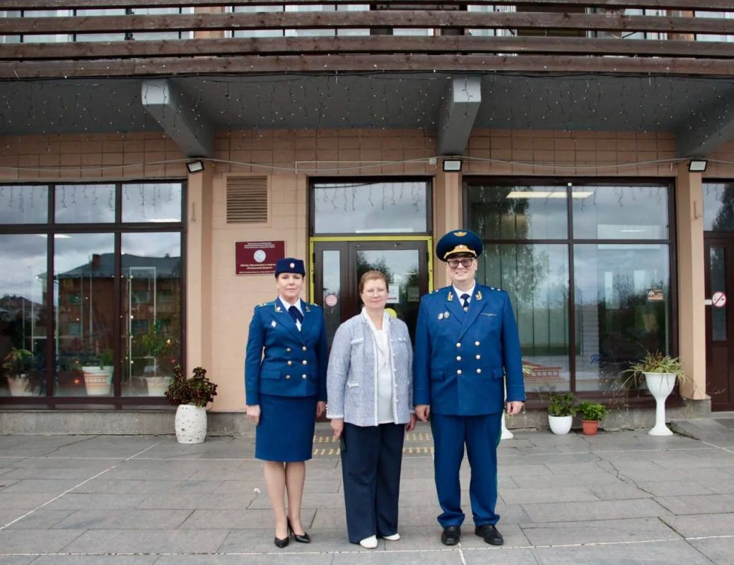 Прокурор Республики Карелия принял участие в торжественном мероприятии, которое состоялось в Петровской школе города Петрозаводска Прокурор Республики Карелия принял участие в торжественном мероприятии, которое состоялось в Петровской школе города Петрозаводска