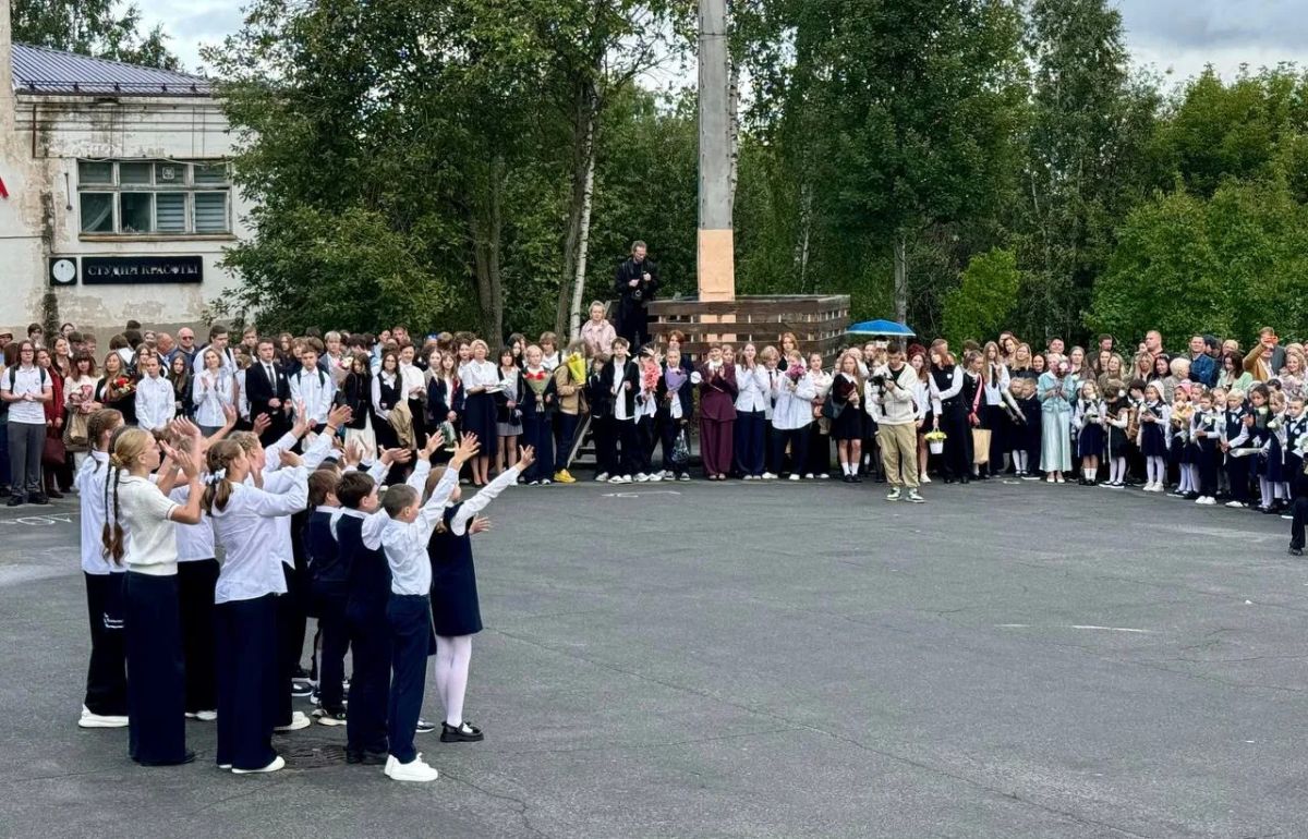 Прокурор Республики Карелия принял участие в торжественном мероприятии, которое состоялось в Петровской школе города Петрозаводска Прокурор Республики Карелия принял участие в торжественном мероприятии, которое состоялось в Петровской школе города Петрозаводска