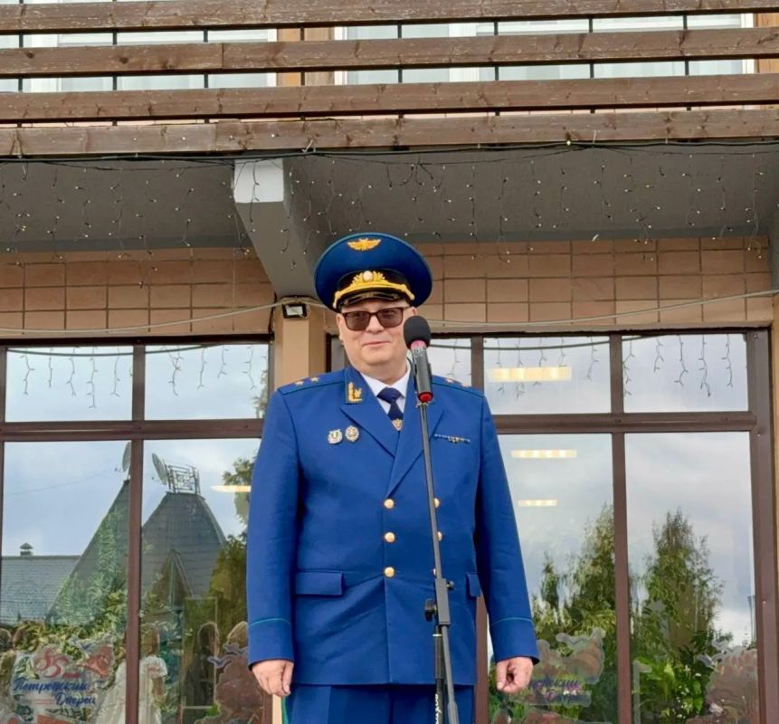 Прокурор Республики Карелия принял участие в торжественном мероприятии, которое состоялось в Петровской школе города Петрозаводска Прокурор Республики Карелия принял участие в торжественном мероприятии, которое состоялось в Петровской школе города Петрозаводска