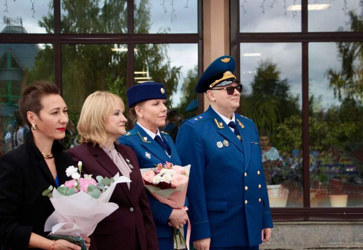 Прокурор Республики Карелия принял участие в торжественном мероприятии, которое состоялось в Петровской школе города Петрозаводска Прокурор Республики Карелия принял участие в торжественном мероприятии, которое состоялось в Петровской школе города Петрозаводска
