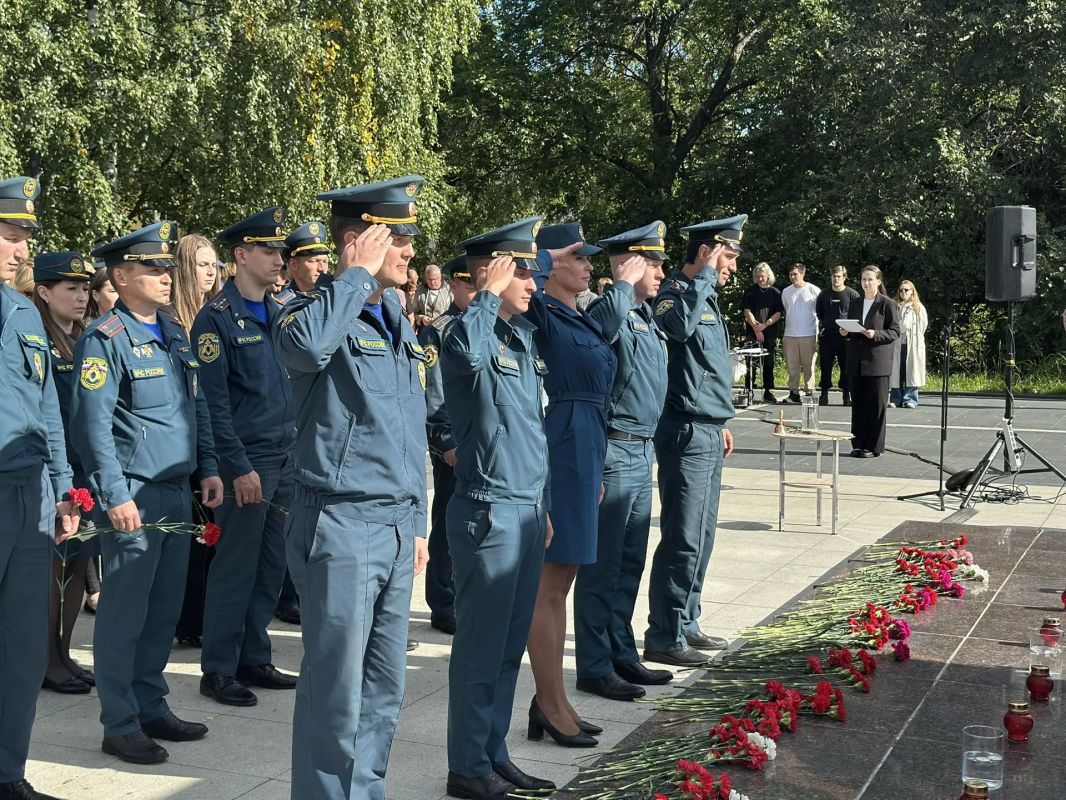 Колыхматова: Сегодня в Петрозаводске вместе с общественниками, волонтёрскими объединениями, молодёжью и горожанами почтили память жертв бесланской трагедии и всех, кто погиб от рук террористов Колыхматова: Сегодня в Петрозаводске вместе с общественниками, волонтёрскими объединениями, молодёжью и горожанами почтили память жертв бесланской трагедии и всех, кто погиб от рук террористов