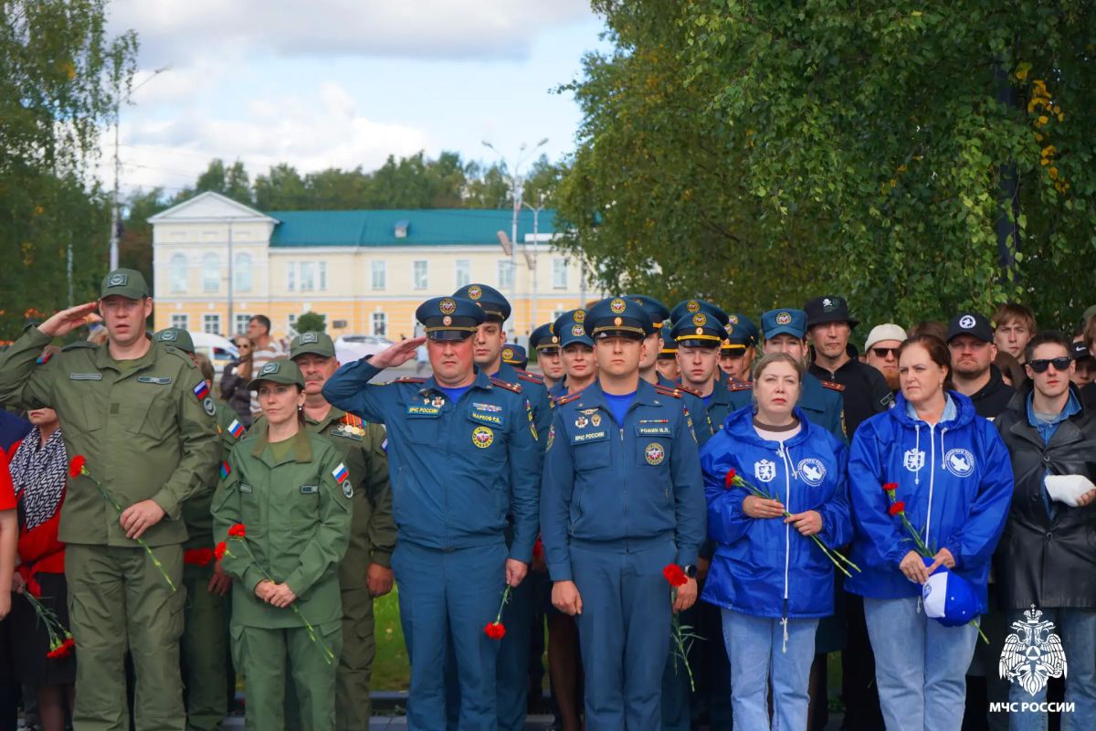Эхо бесланской печали. Сотрудники МЧС Карелии почтили память жертв трагедии 2004 года в Беслане Эхо бесланской печали. Сотрудники МЧС Карелии почтили память жертв трагедии 2004 года в Беслане