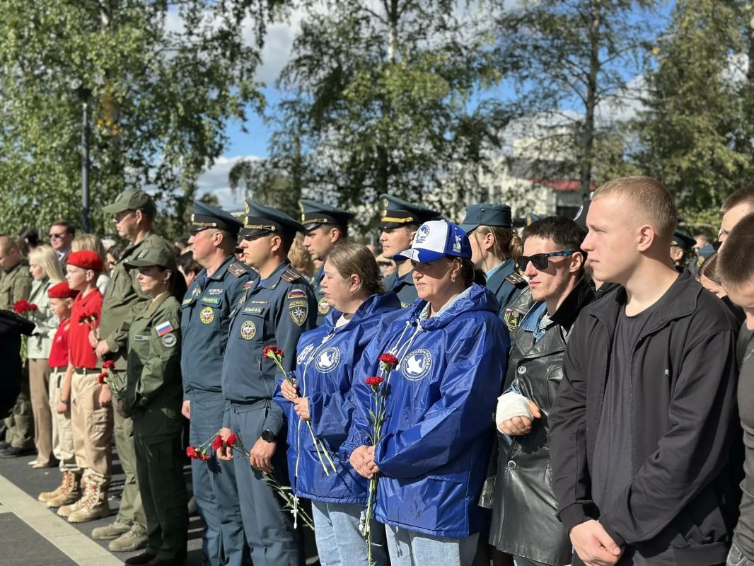 Колыхматова: Сегодня в Петрозаводске вместе с общественниками, волонтёрскими объединениями, молодёжью и горожанами почтили память жертв бесланской трагедии и всех, кто погиб от рук террористов Колыхматова: Сегодня в Петрозаводске вместе с общественниками, волонтёрскими объединениями, молодёжью и горожанами почтили память жертв бесланской трагедии и всех, кто погиб от рук террористов