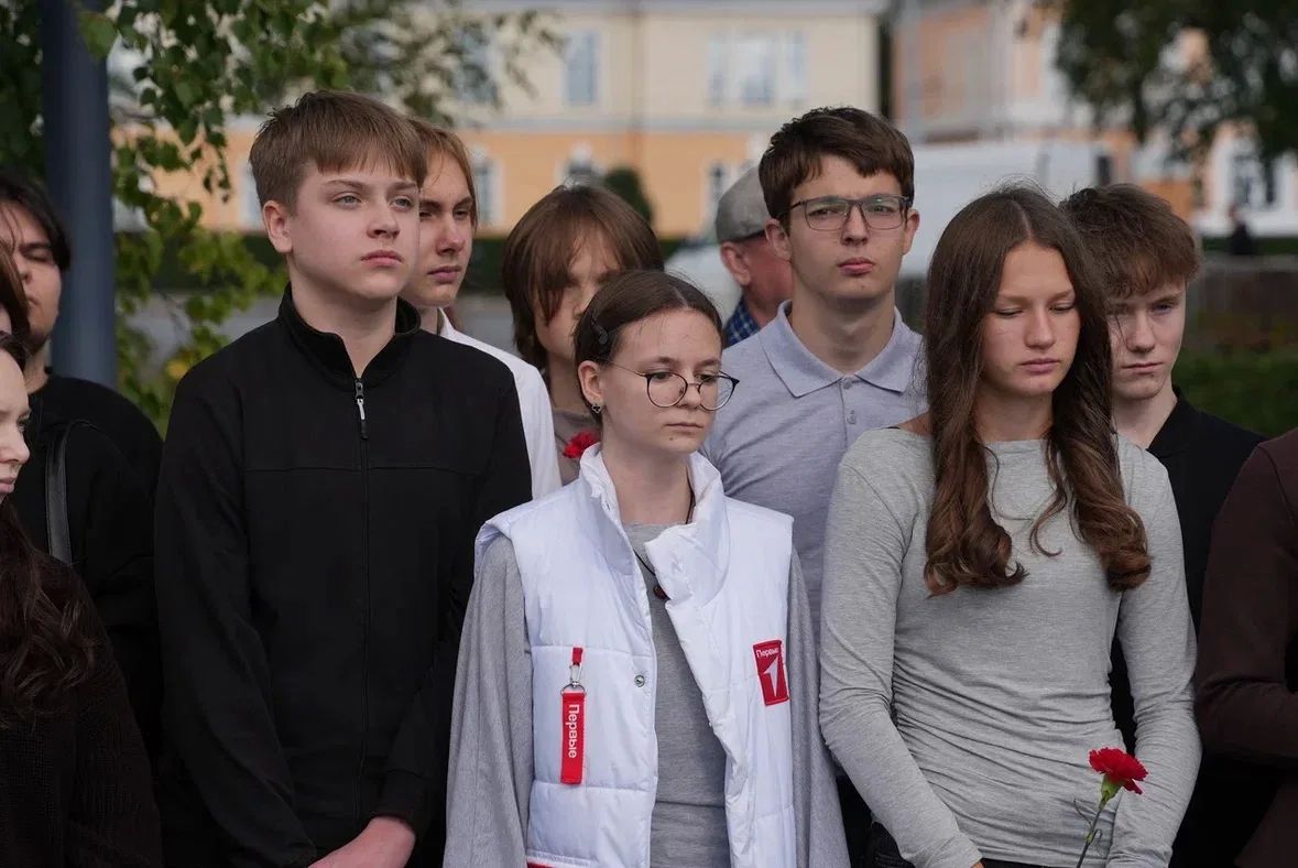 Колыхматова: Сегодня в Петрозаводске вместе с общественниками, волонтёрскими объединениями, молодёжью и горожанами почтили память жертв бесланской трагедии и всех, кто погиб от рук террористов Колыхматова: Сегодня в Петрозаводске вместе с общественниками, волонтёрскими объединениями, молодёжью и горожанами почтили память жертв бесланской трагедии и всех, кто погиб от рук террористов