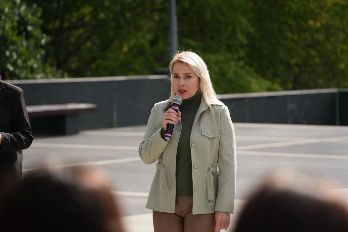 Колыхматова: Сегодня в Петрозаводске вместе с общественниками, волонтёрскими объединениями, молодёжью и горожанами почтили память жертв бесланской трагедии и всех, кто погиб от рук террористов Колыхматова: Сегодня в Петрозаводске вместе с общественниками, волонтёрскими объединениями, молодёжью и горожанами почтили память жертв бесланской трагедии и всех, кто погиб от рук террористов