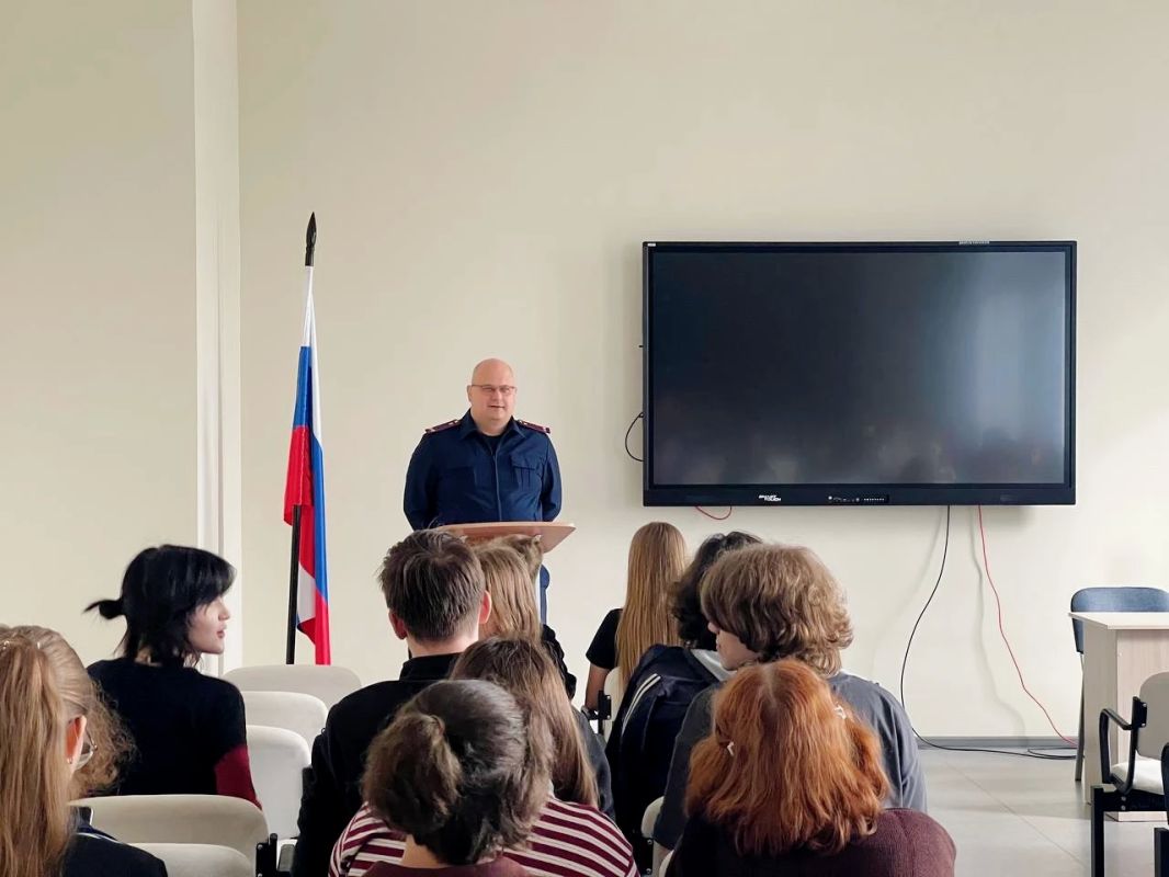Сотрудники следственного управления встретились со школьниками и их родителями Сотрудники следственного управления встретились со школьниками и их родителями