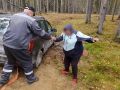 Спасатели помогли заблудившимся в лесу супругам