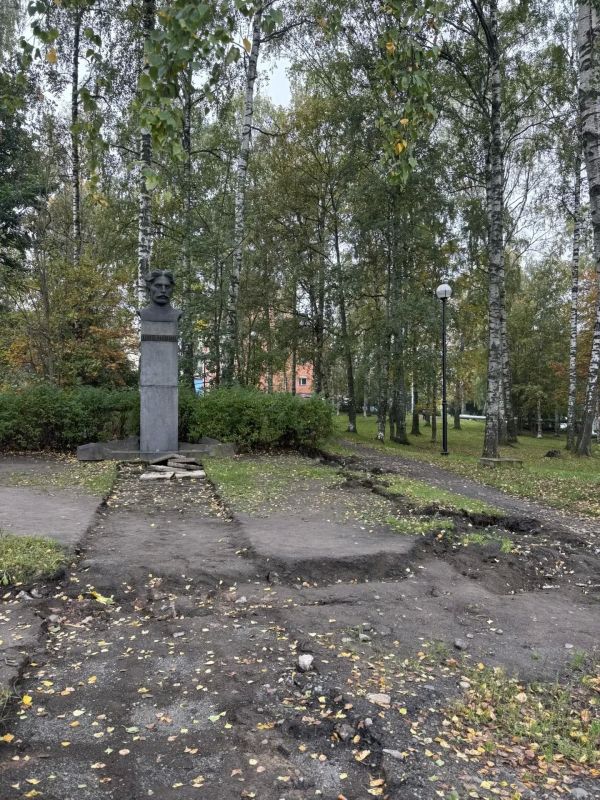 Малиновый кварцит с Онежской набережной украсит городской парк Малиновый кварцит с Онежской набережной украсит городской парк