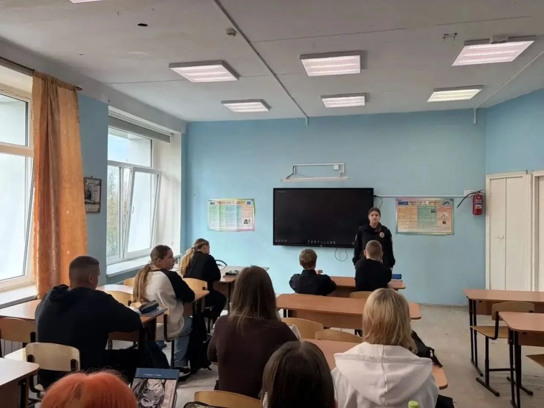 Сотрудники пряжинской полиции провели профилактические беседы со школьниками Сотрудники пряжинской полиции провели профилактические беседы со школьниками