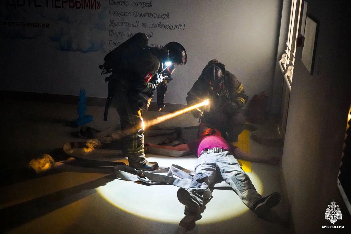 Задача: спасти людей. Пожарные СПСЧ МЧС Карелии провели пожарно-тактические занятия в Средней общеобразовательной школе №55 Задача: спасти людей. Пожарные СПСЧ МЧС Карелии провели пожарно-тактические занятия в Средней общеобразовательной школе №55