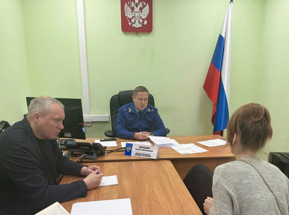 Первый заместитель прокурора республики Сергей Спиридонов в рамках работы мобильной приемной провел личный прием жителей Пряжинского района Первый заместитель прокурора республики Сергей Спиридонов в рамках работы мобильной приемной провел личный прием жителей Пряжинского района