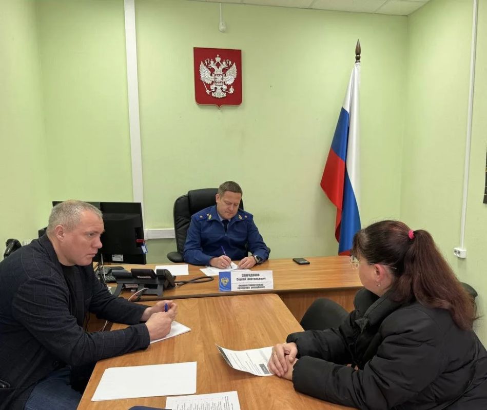 Первый заместитель прокурора республики Сергей Спиридонов в рамках работы мобильной приемной провел личный прием жителей Пряжинского района Первый заместитель прокурора республики Сергей Спиридонов в рамках работы мобильной приемной провел личный прием жителей Пряжинского района