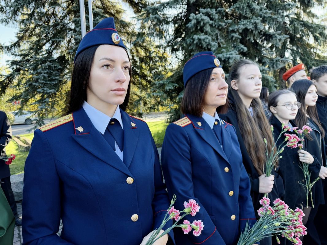 Сотрудники следственного управления приняли участие в памятных мероприятиях, посвящённых 82-й годовщине освобождения Карелии от немецко-фашистских и финских захватчиков Сотрудники следственного управления приняли участие в памятных мероприятиях, посвящённых 82-й годовщине освобождения Карелии от немецко-фашистских и финских захватчиков